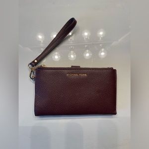 Micheal kors wristlet wallet